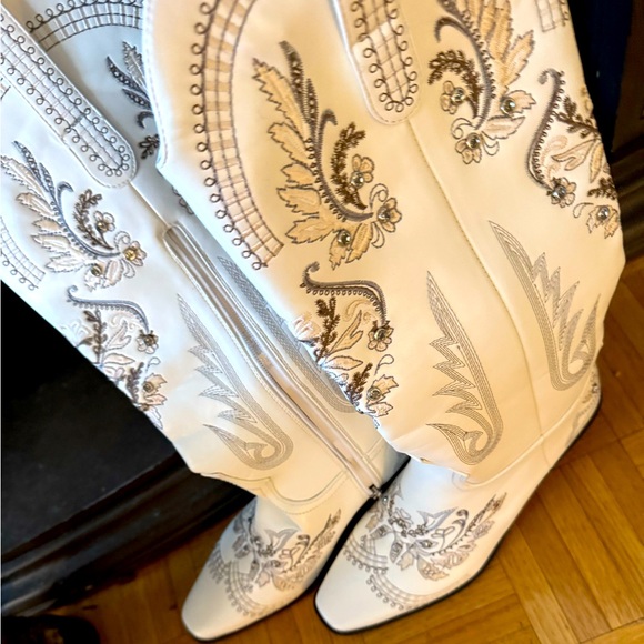 Shoes - Embroidered White Rhinestone Embellished Boutique Cowboy Boots
